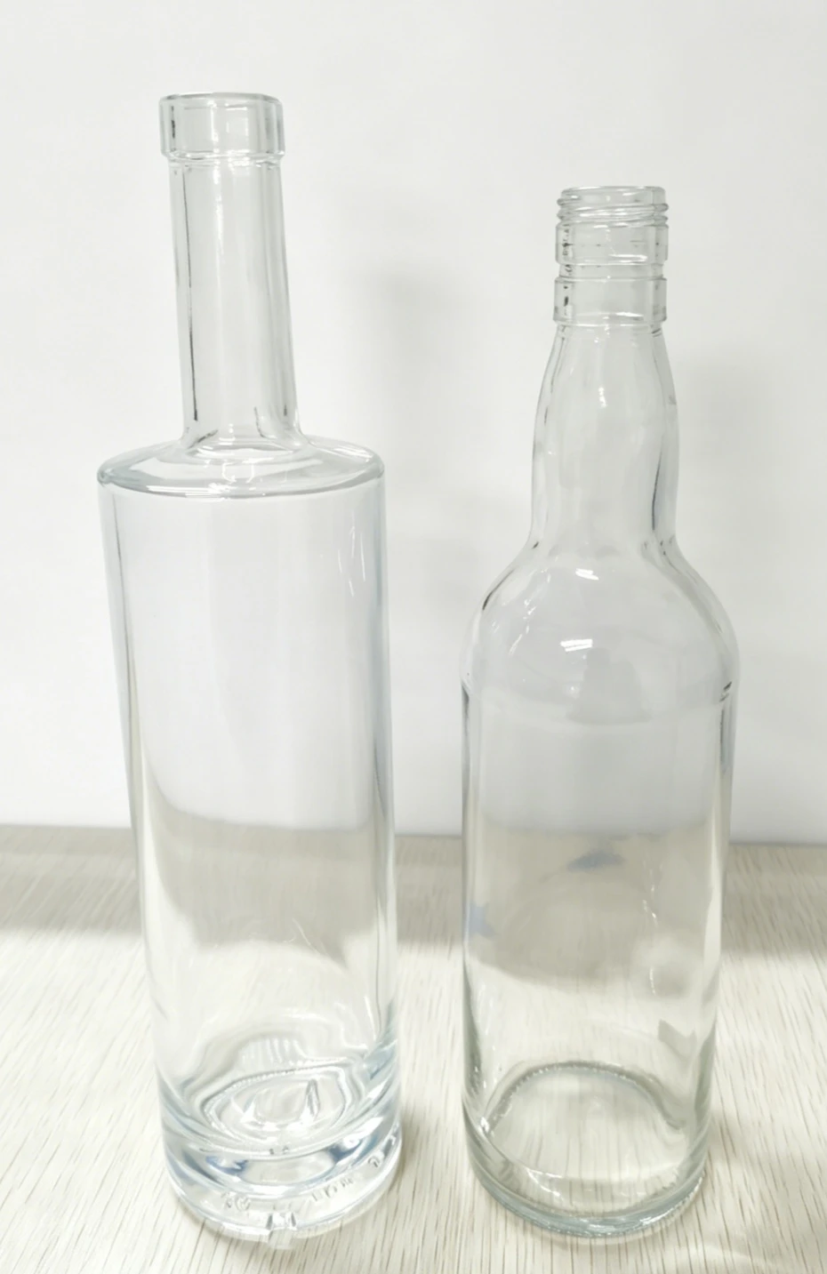 Comparison of standard flint crystal flint and extra flint 750ml liquor glass bottle transparency and edge color Comparison of standard flint crystal flint and extra flint 750ml liquor glass bottle transparency and edge color